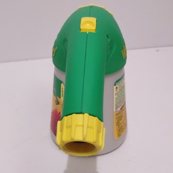 Miracle-Gro Garden Feeder with Water Soluble All Purpose Plant Food 1 lb. - Picture 6 of 8